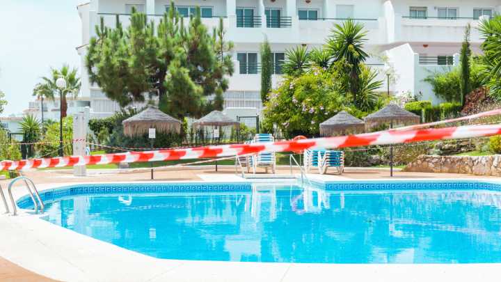 El reto viral en las piscinas que supone un elevado riesgo para la salud: ya ha obligado a prohibir el baño a miles de personas