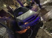 Impactante video. Una mujer perdió el control de su auto y chocó contra una casa en Hurlingham