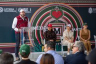 Desde el muro fronterizo, Lotería Nacional lanza sorteo especial en honor a migrantes