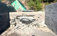 Impacta camioneta contra una barda