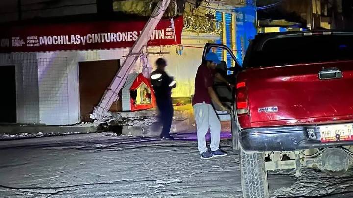 Camioneta derriba poste de luz en Ixtapaluca y deja a varias calles sin servicio eléctrico