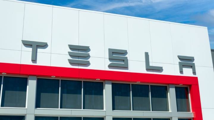 Tesla prevé gran impulso en IA pese al fin de chips propios y pacto con Samsung