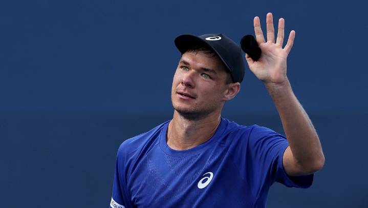 Kamil Majchrzak regala gorra a niño aficionado y un hombre se la 'roba' en el US Open