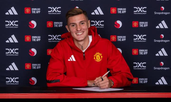 Benjamin Sesko: Manchester United confirm £73.7m signing of striker from RB Leipzig