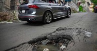 Así puedes exigir el pago por el daño de tu auto tras haber caído en un bache