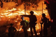 Un ola de incendios de la costa oeste de EU amenaza con destruir hogares en zona vinícola