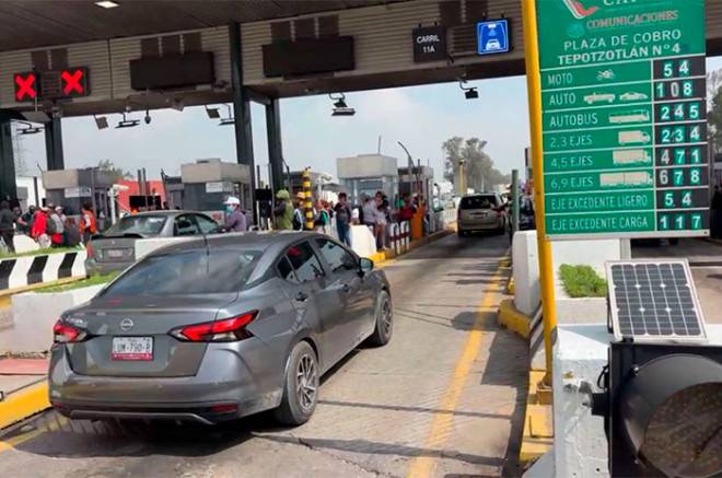 ¡Precaución! Vecinos de #Tultitlán protestan y liberan caseta de #Tepotzotlán en la México