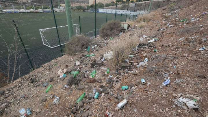 Basura, abandono y resignación vecinal en el parque de La Mayordomía: vecinos denuncian la falta de limpieza en los alrededores de los campos de fútbol