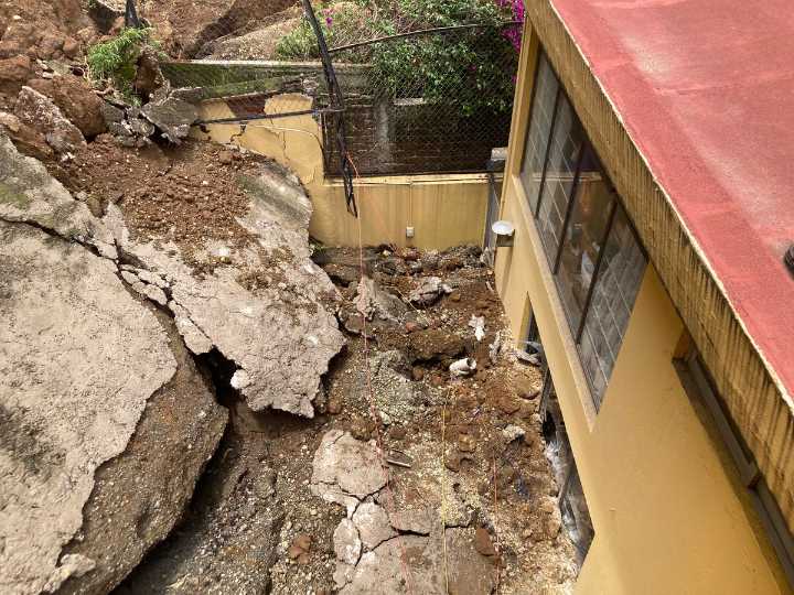 Derrumbe de talud en Álvaro Obregón afecta a tres casas; no hay heridos