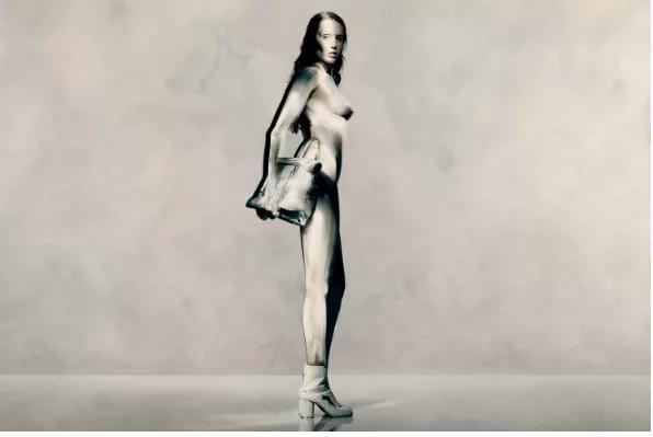 Miley Cyrus se desnuda completamente y posa solo con pintura corporal para la atrevida campaña de Maison Margiela