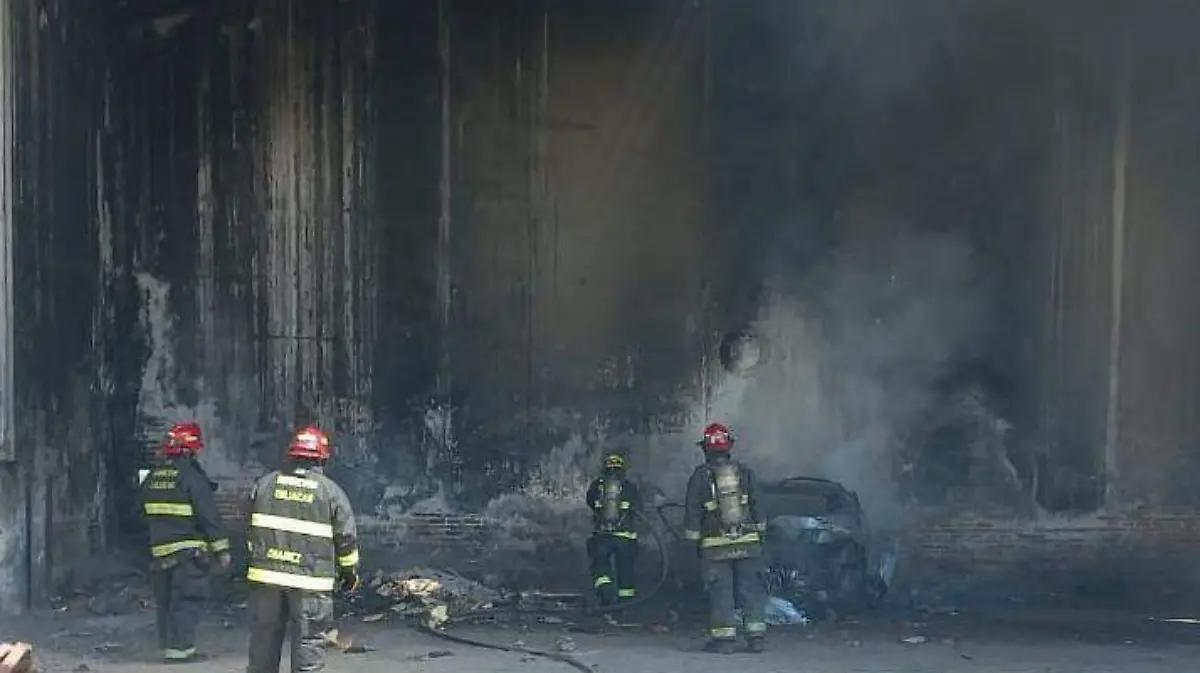 Incendio de vehículo abandonado en El Vallado, Culiacán; bomberos controlan fuego