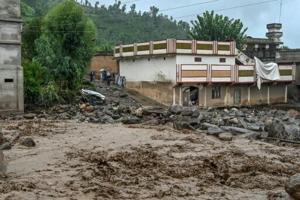 Rain halts rescue operation after Pakistan floods kill hundreds