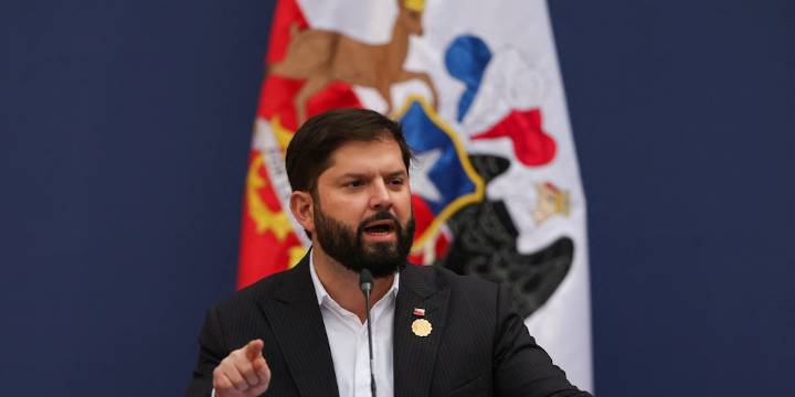 Boric agradeció la colaboración de la Justicia argentina y volvió a condenar la violencia en el partido entre Independiente y U de Chile