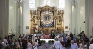 El cardenal Cobo recuerda y homenajea el origen de la Virgen de la Paloma en la Solemnidad de la Asunción