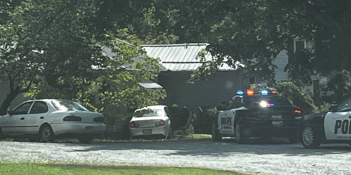 Suspect in stolen car led Cape Girardeau police on chase with car coming to stop against home