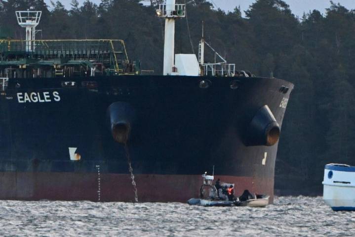 Finlandia acusa a altos oficiales de buque ligado a Rusia por dañar cables submarinos