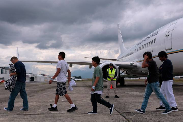 Estados Unidos deporta a 161 migrantes cubanos en el octavo vuelo de repatriación del año