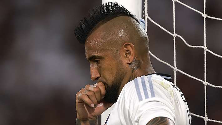 "Por ningún motivo le renovaríamos, pero...": Tensión en Colo Colo por la continuidad de Arturo Vidal