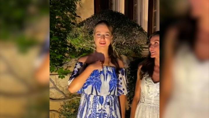 Letizia, Leonor y Sofía aprenden sus nombres en lengua de signos en Marivent