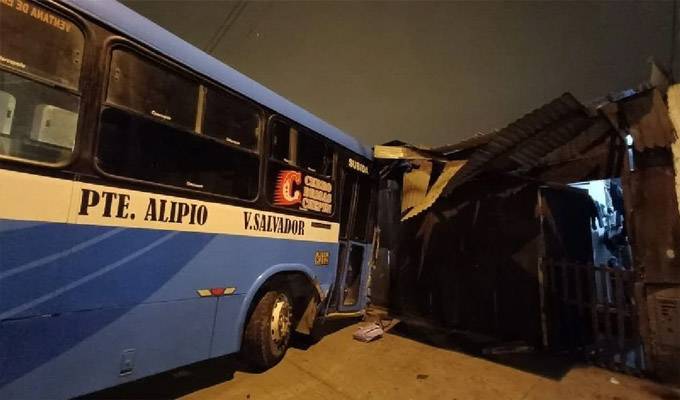 Bus se despista y termina empotrado contra una vivienda en VES: inmueble quedó casi destruido