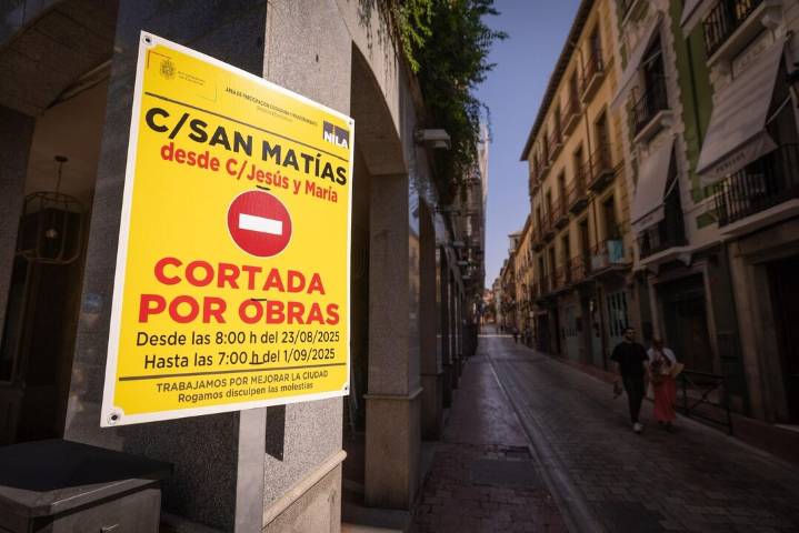 Ayuntamiento de Granada repavimenta la calle San Matías para mejorar accesibilidad y seguridad
