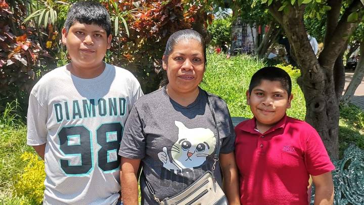 Enfrenta madre soltera gastos escolares con trabajos de dobles jornadas