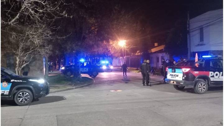 Violencia en barrio Coronel Dorrego: un menor detenido, tres policías heridos y patrulleros destrozados