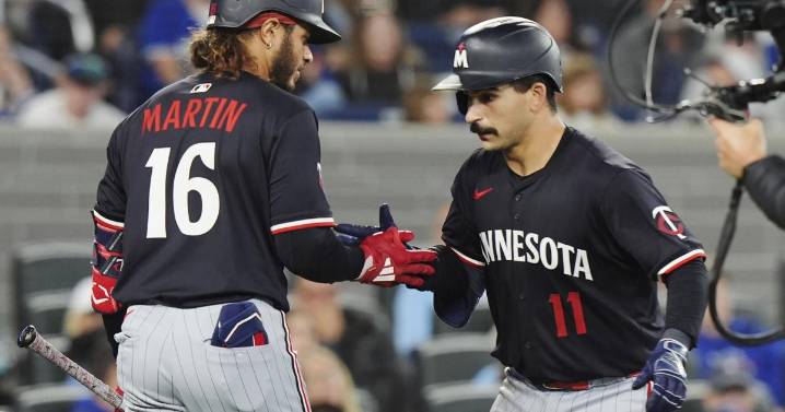 Gasper hits tying homer in 9th, Wallner adds winning blast as Twins rally to beat Blue Jays 7