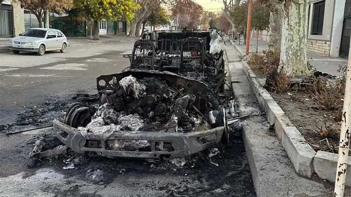 Quemaron una camioneta a nombre de Marcos Rojo valuada en $100 millones
