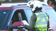 Multas superan los 100 mil pesos: Estos son los autos que no pueden circular este martes en 34 comunas