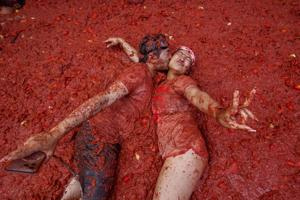 Miles de personas se lanzan toneladas de tomates en la "Tomatina" en España