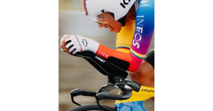 El colombiano Egan Bernal estará mando del Ineos con "motivación y confianza" en la Vuelta a España 2025