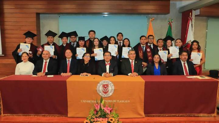 Egresa generación de Ciencias Políticas y Administración Pública de la UATx
