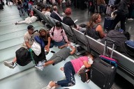 Vacaciones truncas, citas laborales canceladas y desembolsos extras por retrasos en AICM