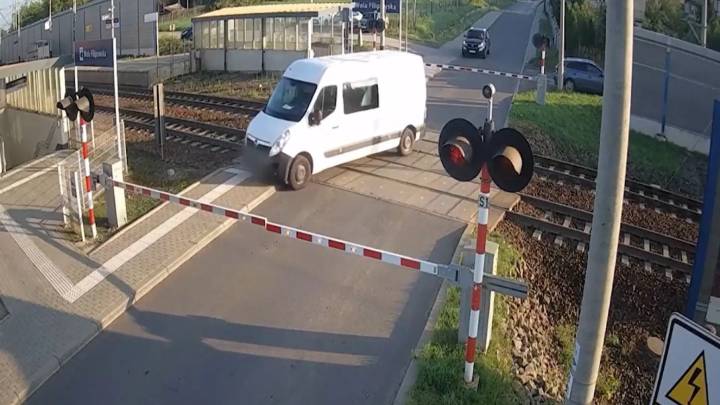Un tren arrolla a una furgoneta tras quedar atrapada entre las barreras del cruce