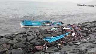 Fuerte oleaje destruye embarcaciones en Chimbote