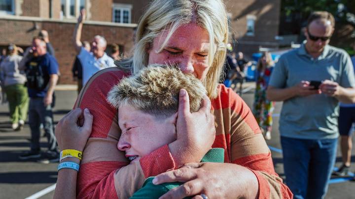 Mueren dos niños en un tiroteo en la iglesia de una escuela católica en Minneapolis