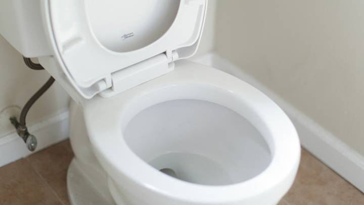 Lo confirma una experta en limpieza: el truco definitivo para el sarro del inodoro es una lija y no volverás a usar otra cosa