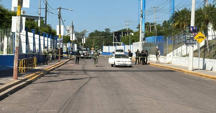 Sicarios atacan y asesinan a policía municipal en frente a una prepa en Culiacán