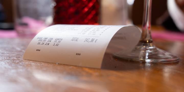 El dilema de dividir o no la cuenta: qué conviene hacer según la ciencia a la hora de pagar en un restaurante