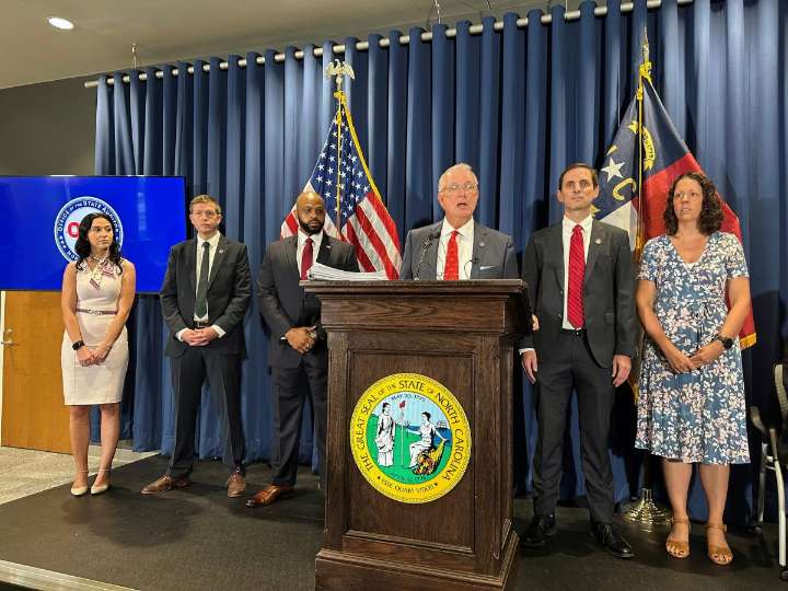 Auditorías revelan largas esperas y baja moral en oficinas del DMV de Carolina del Norte