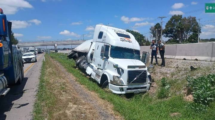 Colapsada la 57 por doble accidente en Pedro Escobedo