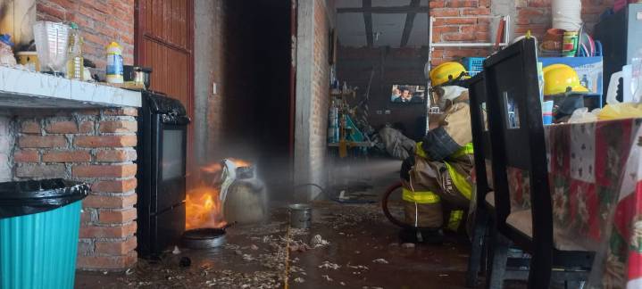 Atiende Bomberos fuga e incendio de gas en Guadalupe Peralta