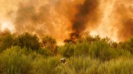 Un policía de vacaciones rescató al límite a tres vecinos atrapados en una granja en llamas