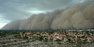 Una imponente tormenta de arena azotó Phoenix y dejó a miles de personas sin electricidad