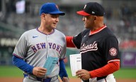 Miguel Cairo y Carlos Mendoza celebran por ser los primeros venezolanos en dirigir frente a frente en MLB