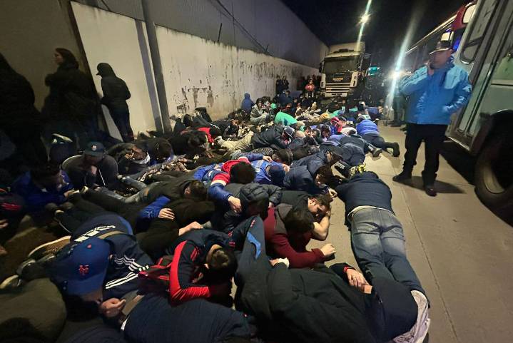Lo comunicó Boric. Liberaron a 104 hinchas de U. de Chile que estaban detenidos tras los incidentes en Avellaneda