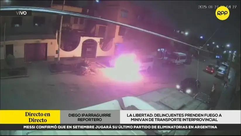 Delincuentes prenden fuego a una minivan de transporte interprovincial en plena vía pública en La Libertad