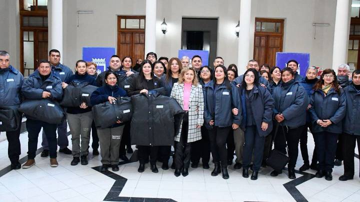 La intendente Fuentes entregó ropa de trabajo al personal de Gestión Urbana