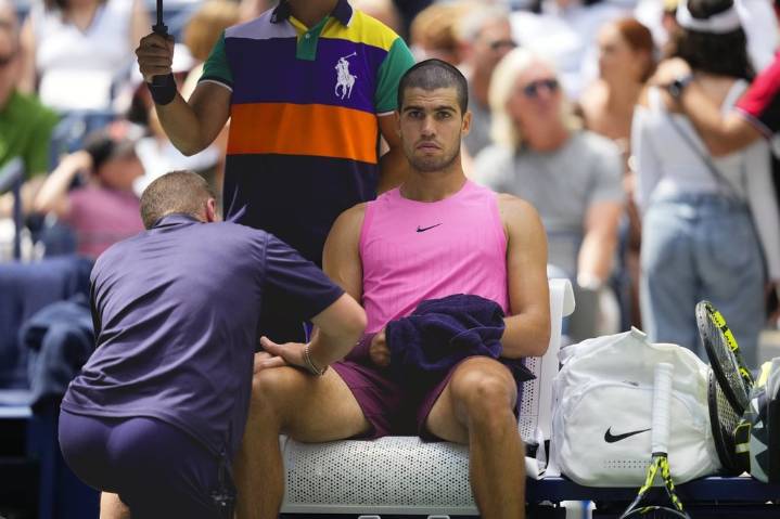 Carlos Alcaraz’s brief knee problem at the US Open doesn’t slow him down in a win